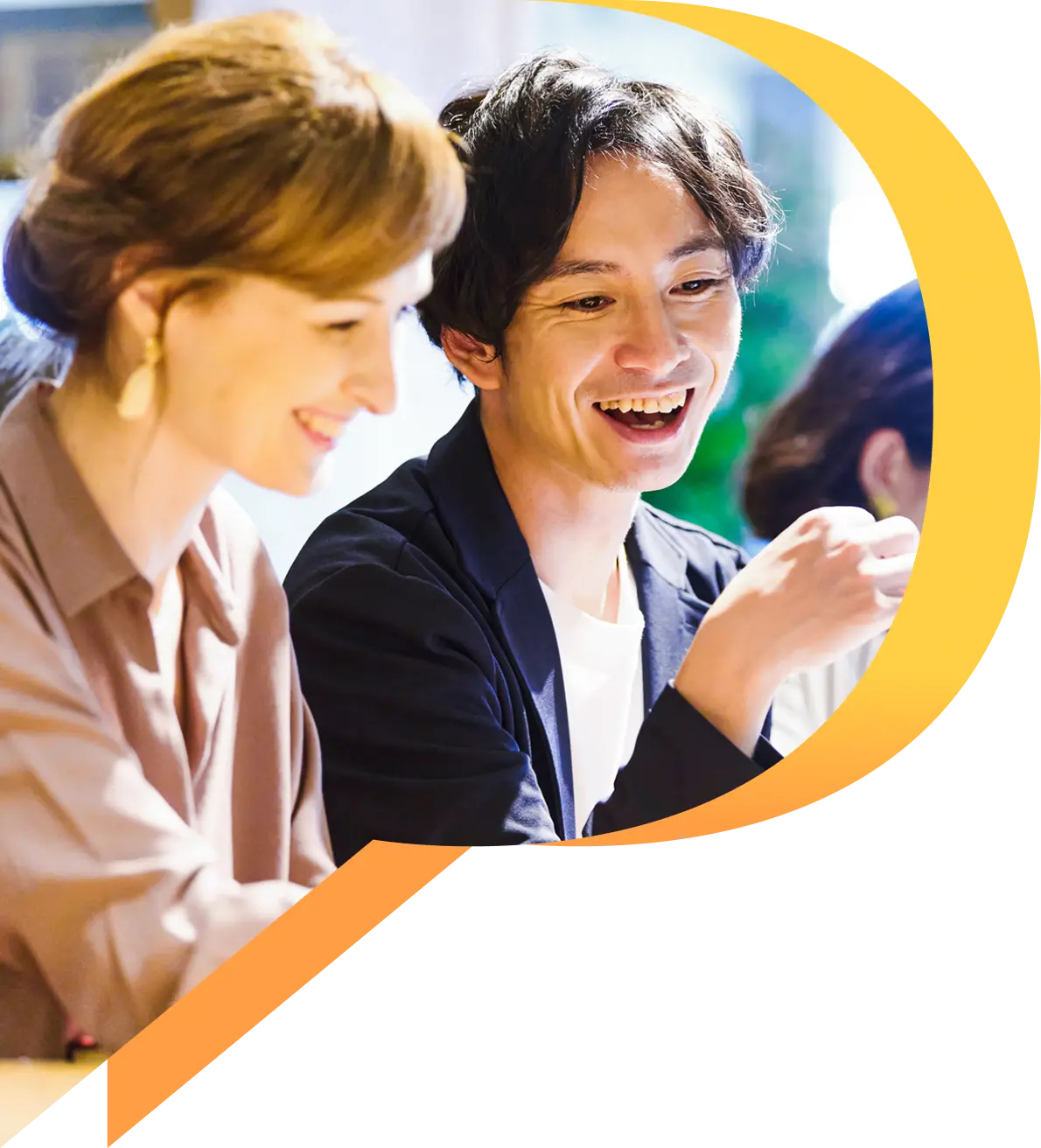 楽しく会話をする人たちの画像